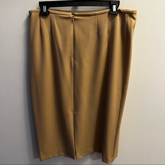 Tan kick pleat skirt - Picture 4 of 6